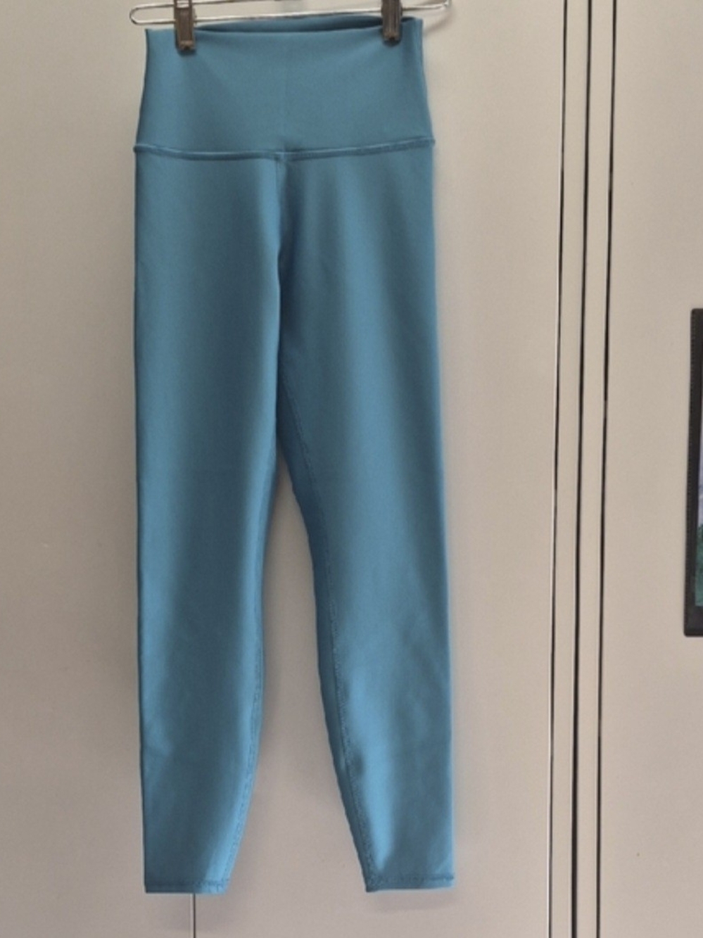 ALO Yoga Aqua  And Blavk And White High-Waist Leggings